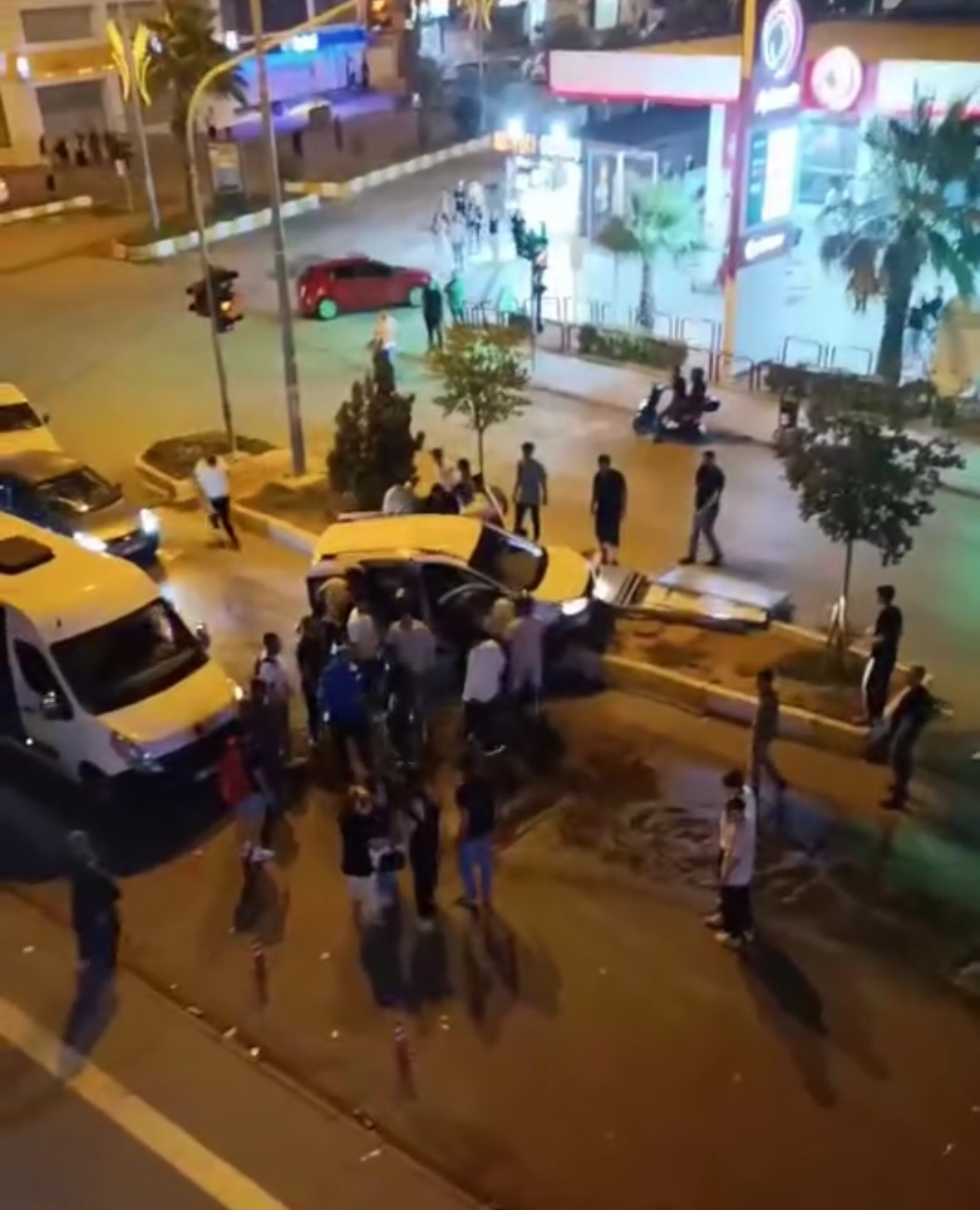 Mardin&rsquo;de hafif ticari ara&ccedil; ref&uuml;je &ccedil;arparak durdu
