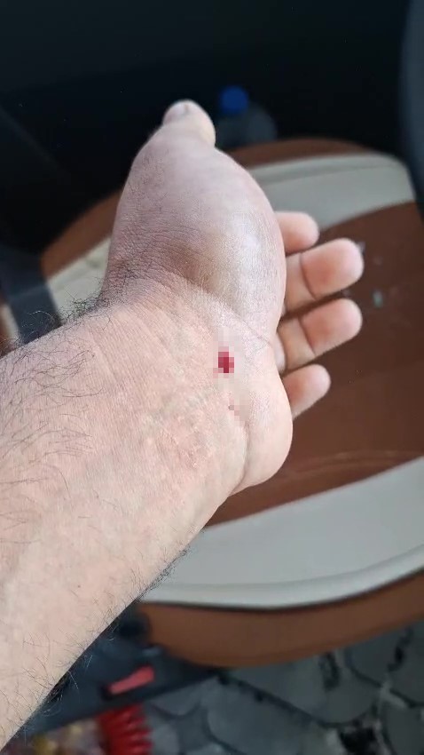 Yol verme tartışmasında satırla saldıran şahıslardan, kapıyı kilitleyerek canını kurtardı