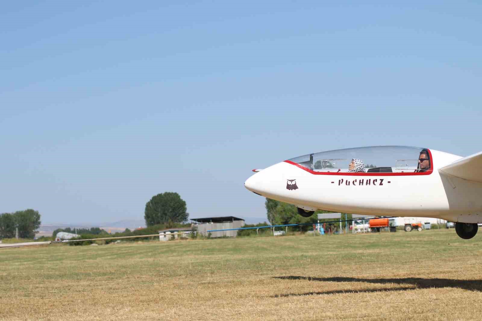 83 yaşındaki kadının huzurevinde kurduğu "uçma" hayali kokpitte 700 metreye çıkarak gerçek oldu