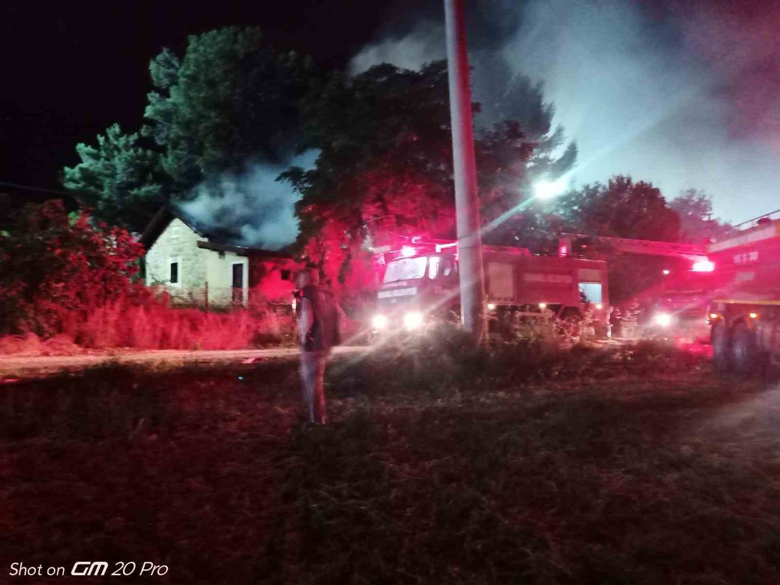 Osmaneli’de TCDD deposunda yangın