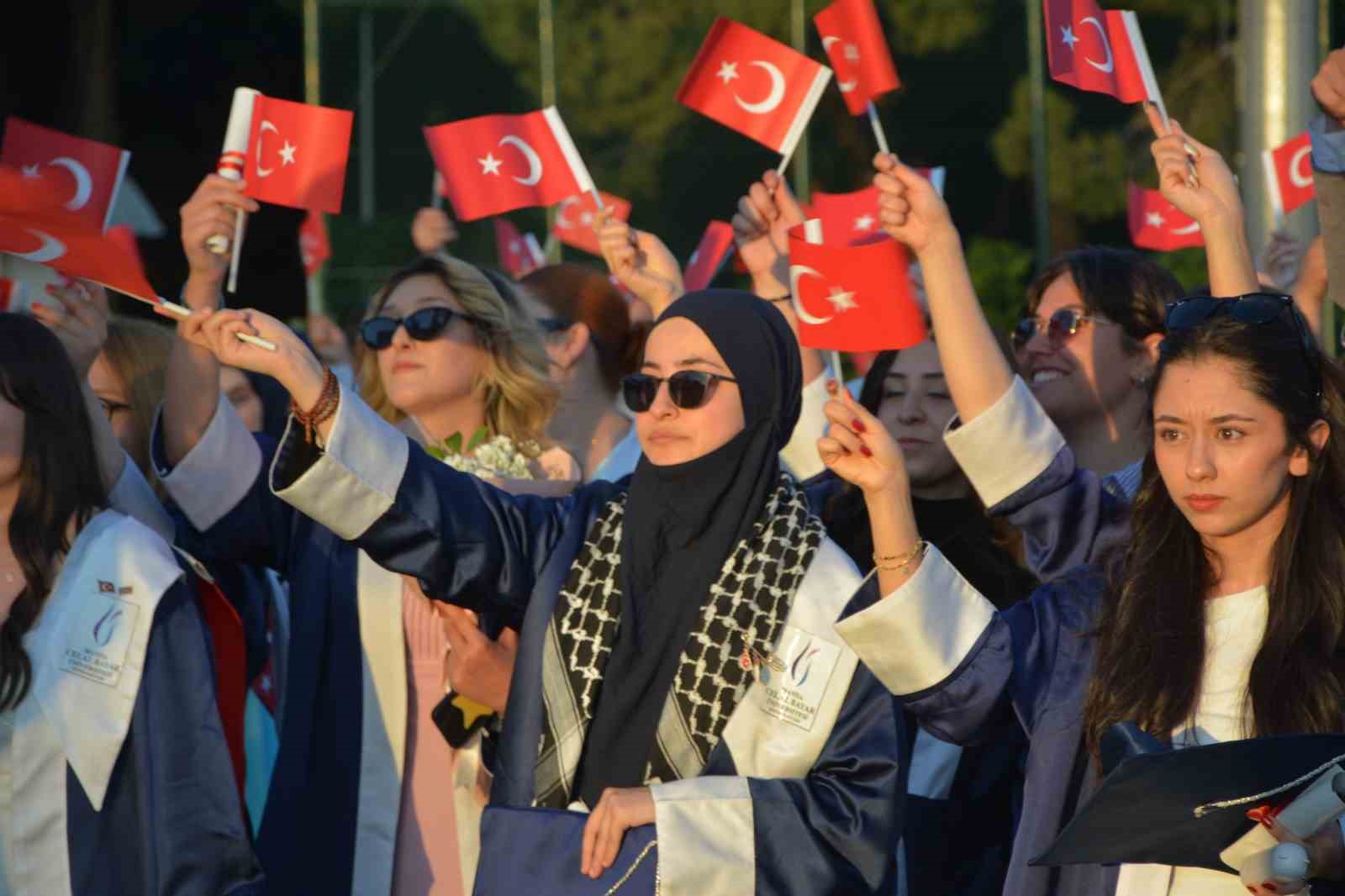 Demirci’de mezuniyet coşkusu, öğrenciler karanfillerle uğurlandı