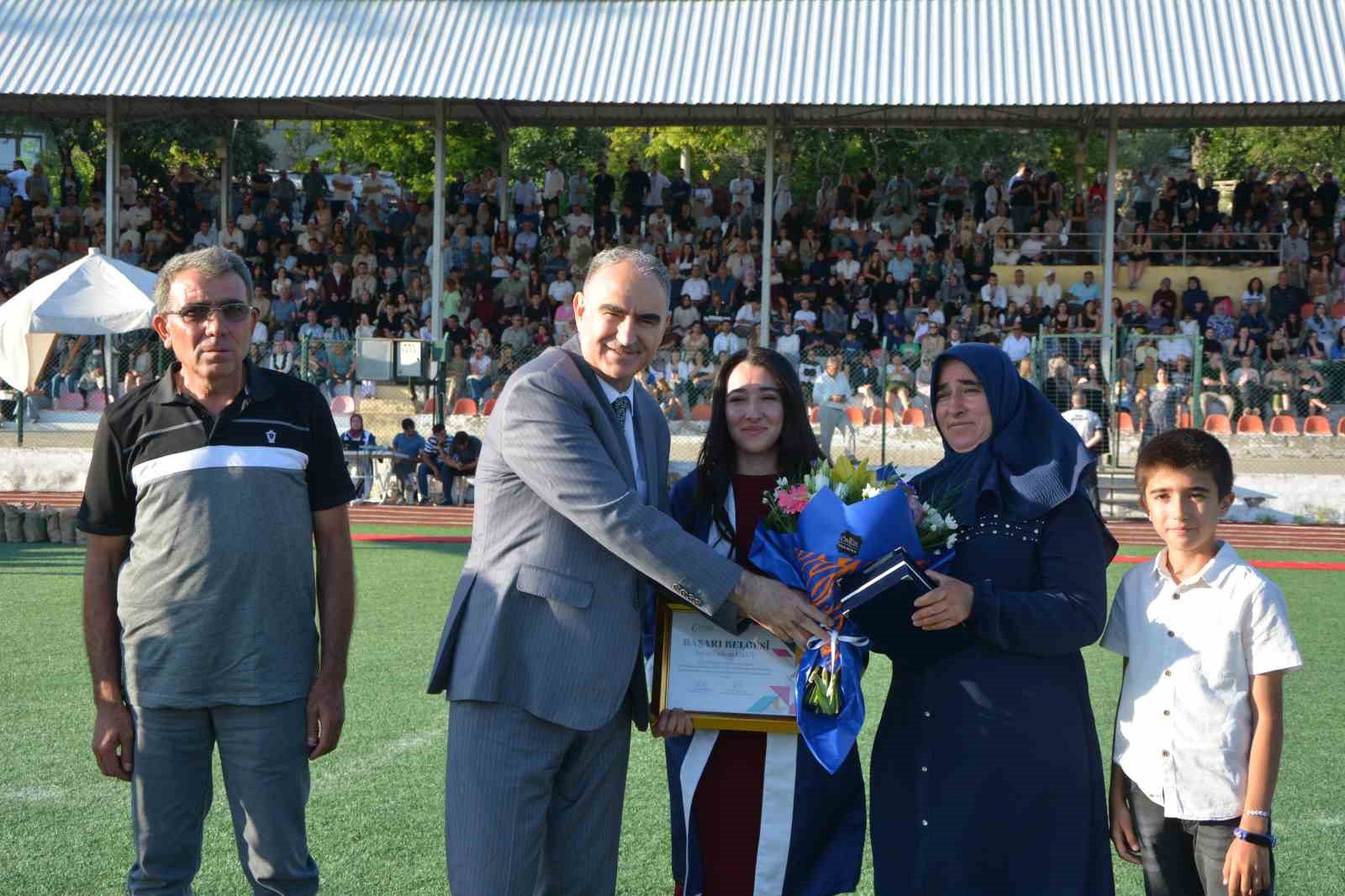 Demirci&rsquo;de mezuniyet coşkusu, &ouml;ğrenciler karanfillerle uğurlandı
