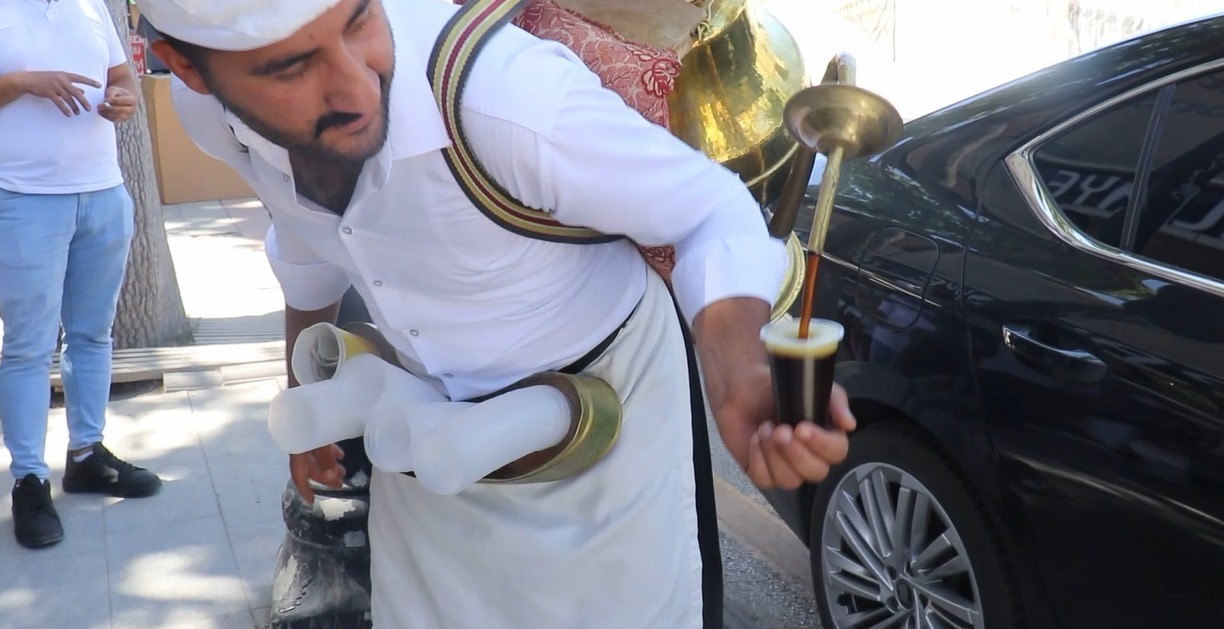 Malatyalılar, meyan kökü şerbetiyle serinliyor