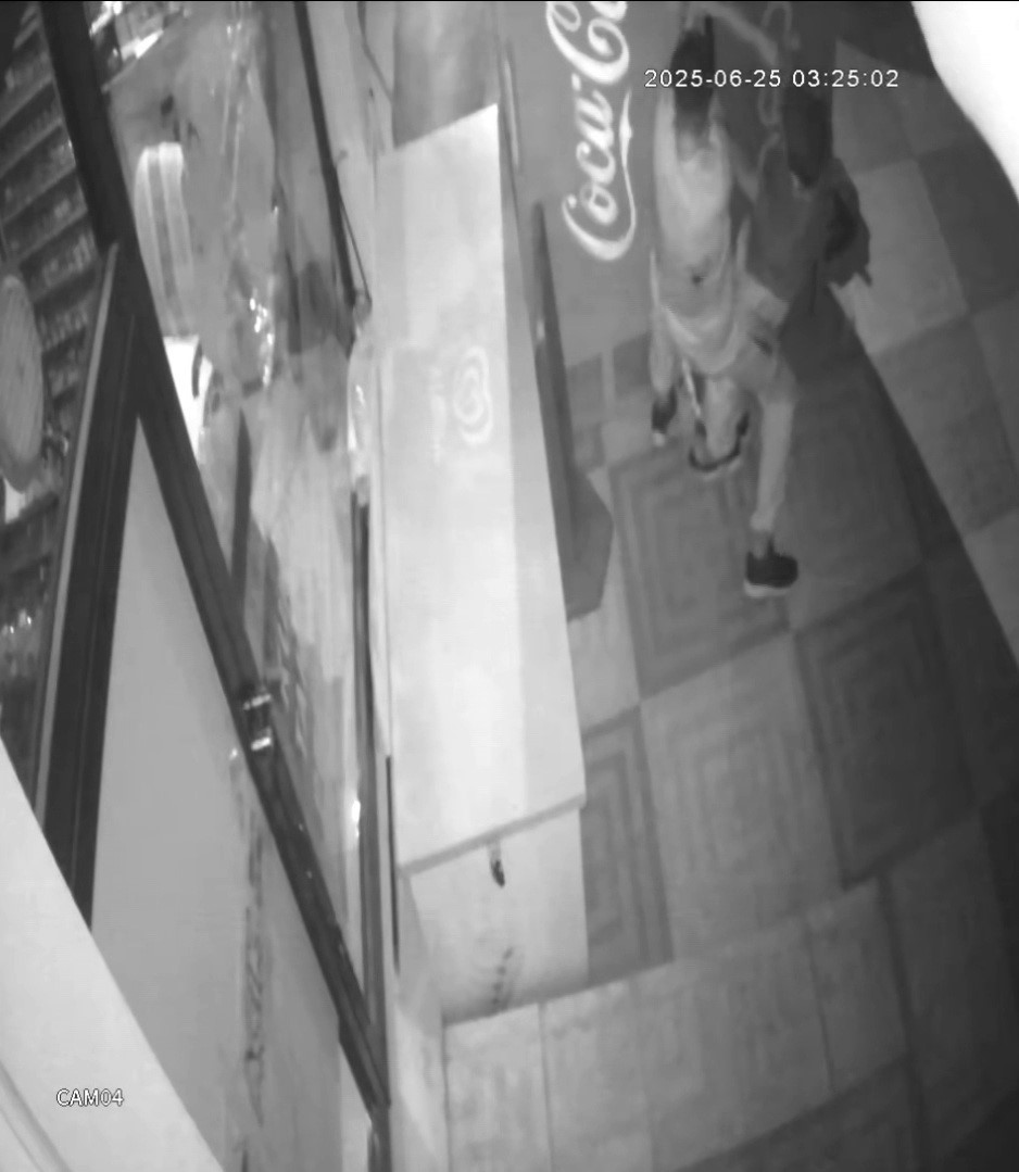 Önce dondurma sonra meşrubat dolabını açmaya çalışan 3 şahıs kamerada