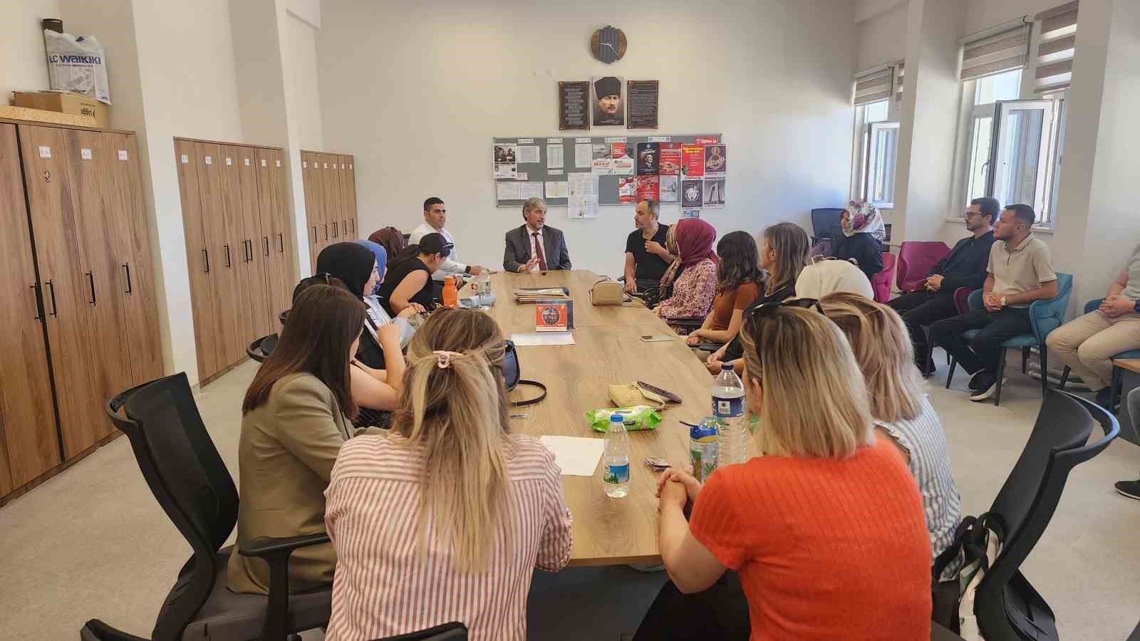 K&uuml;tahya MEM M&uuml;d&uuml;r&uuml; Yılmaz&rsquo;dan okullara yılsonu seminer haftası ziyaretleri
