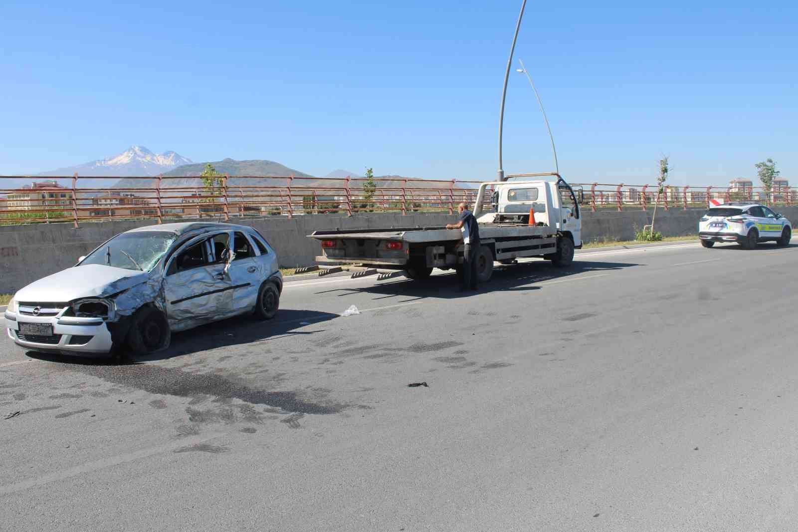 Direğe çarpan otomobil sürücüsü ağır yaralandı