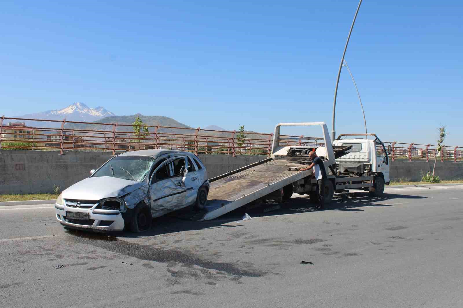 Direğe &ccedil;arpan otomobil s&uuml;r&uuml;c&uuml;s&uuml; ağır yaralandı
