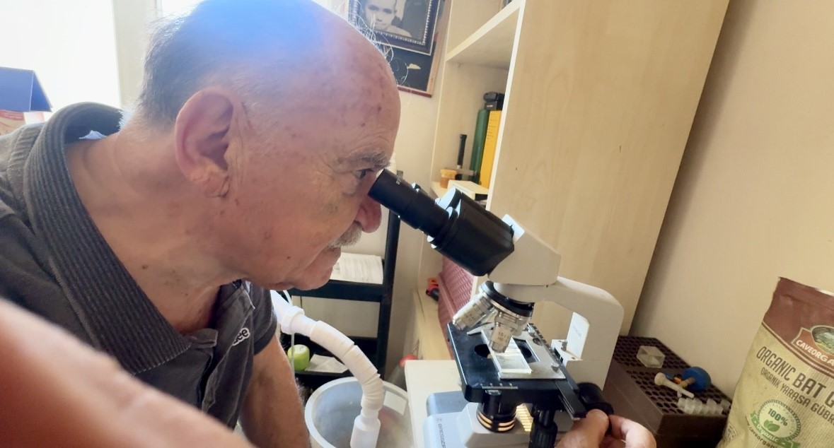Evinin bir odasını labaratuvar haline getirdi, araştırmalarına ara vermedi