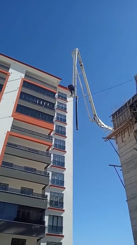 Beton pompasının üzerinde metrelerce yüksekliğe çıkan işçi, canını hiçe saydı