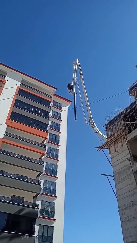 Beton pompasının &uuml;zerinde metrelerce y&uuml;ksekliğe &ccedil;ıkan iş&ccedil;i, canını hi&ccedil;e saydı
