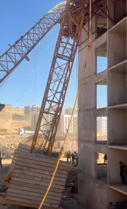 Kule vinç devrildi, 1 işçi öldü
