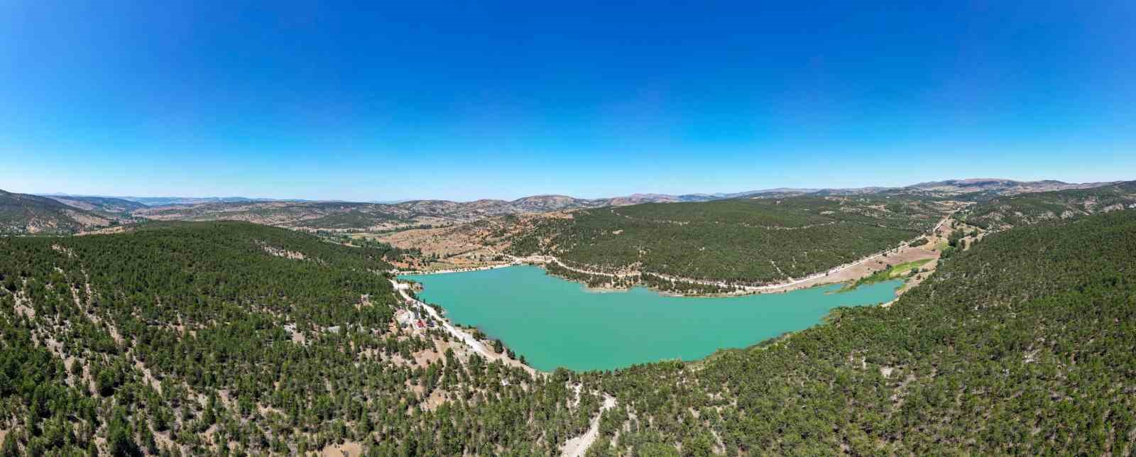 Tokat-Sivas arasındaki gölet yeşilin her tonu ile ziyaretçilerini bekliyor