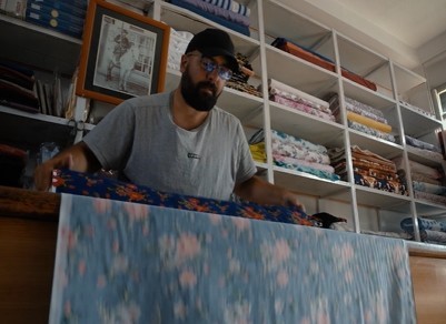 Erzincan’da 3 kuşak hizmet veren kumaşçı dükkanı, değişen modanın değil dostluğun ve güvenin adresi oldu