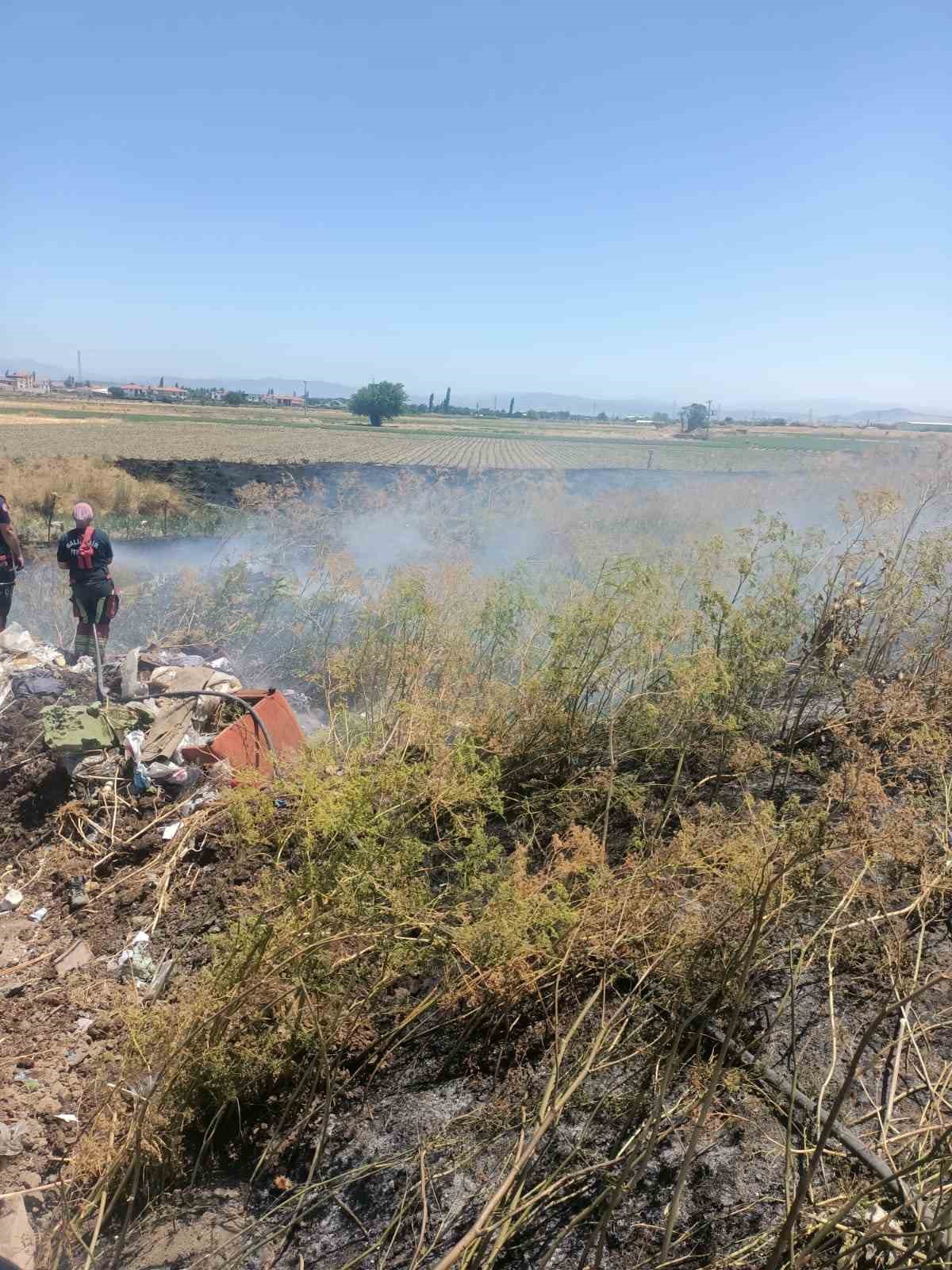 Karesi ilçesinde anız yangını kontrol altına alındı