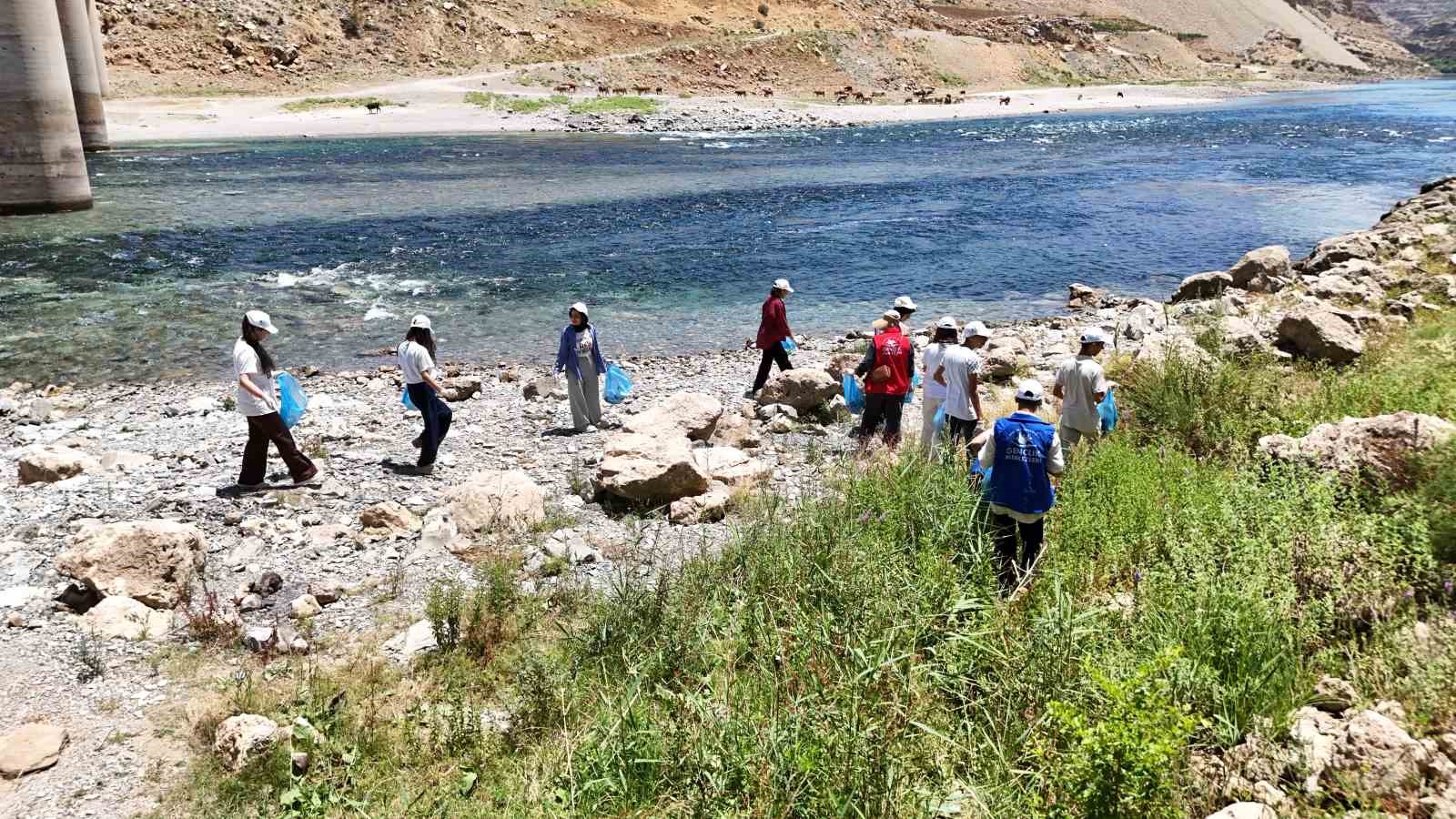 Mardin Ilısu Barajı’nda çöp toplama etkinliği düzenlendi
