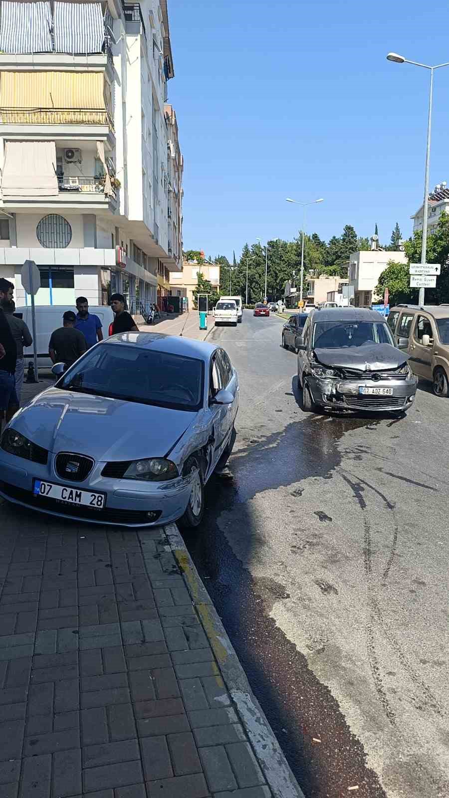 Hafif ticari ara&ccedil; ile otomobil &ccedil;arpıştı: 1 yaralı
