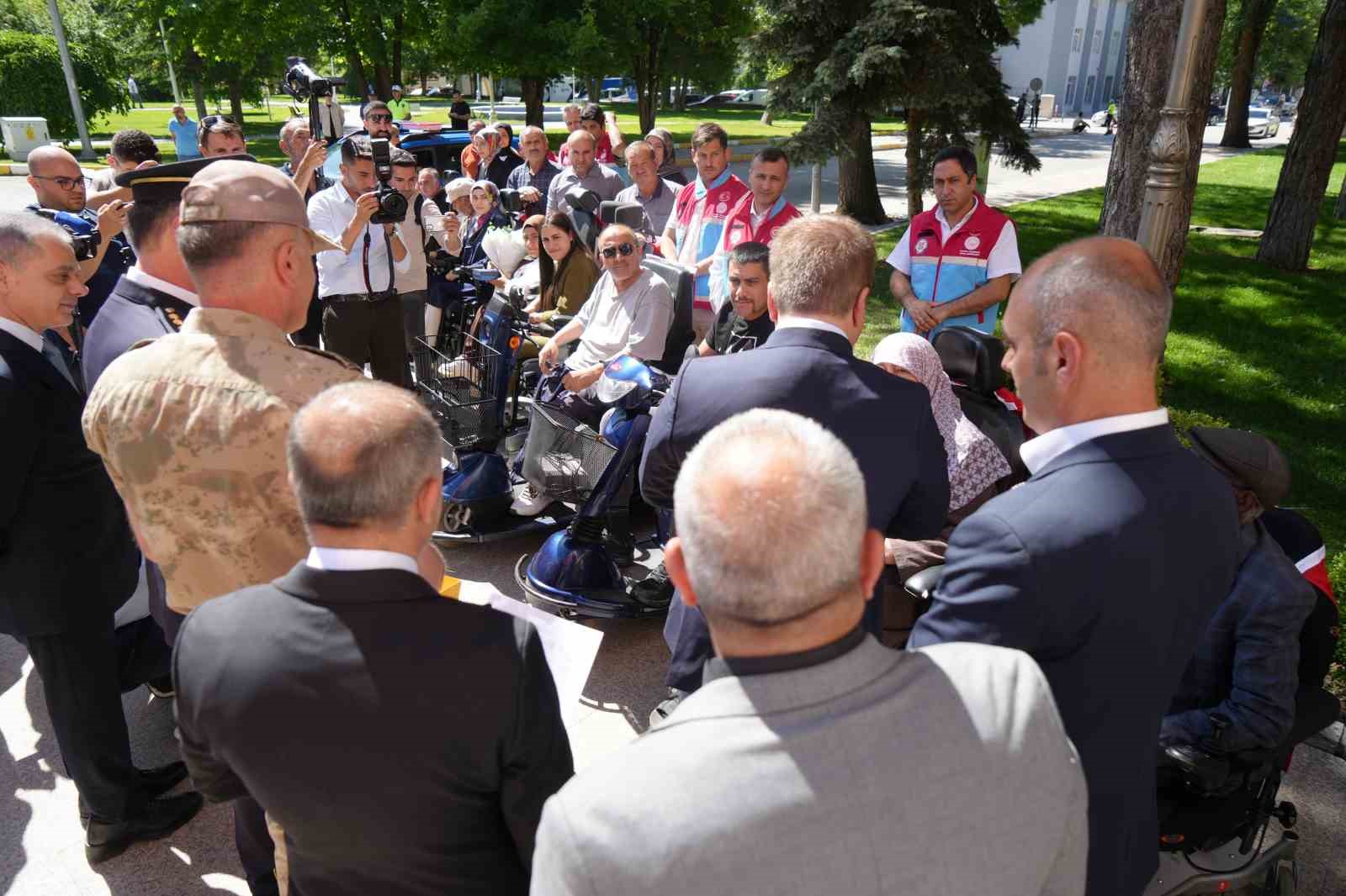 Erzincan&rsquo;da 24 engelliye ak&uuml;l&uuml; sandalye hediye edildi
