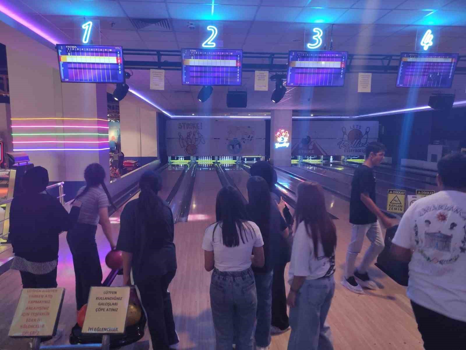 SYDV&rsquo;den destek alan &ouml;ğrencilere karne hediyesi
