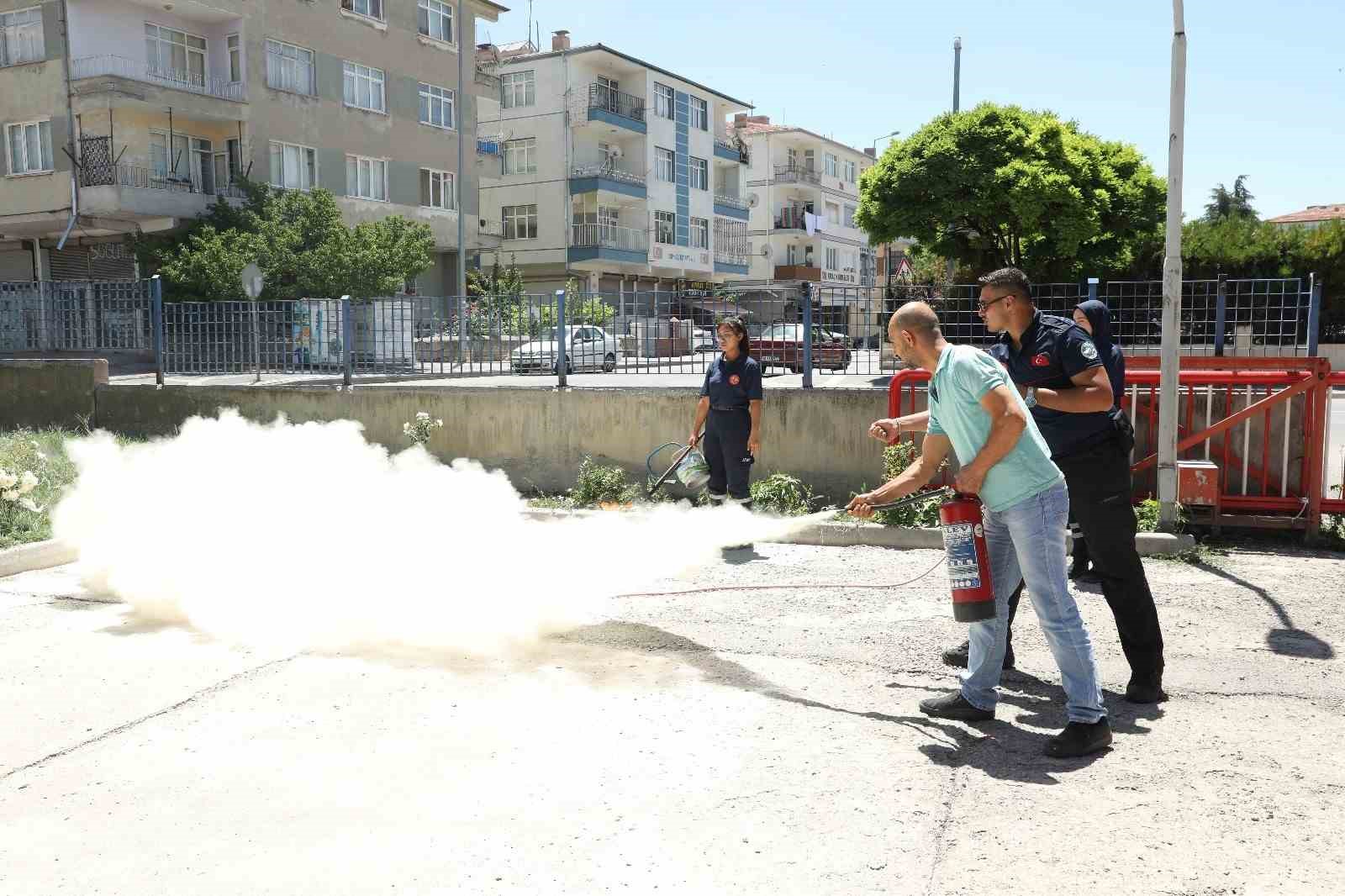 B&uuml;y&uuml;kşehirin &lsquo;Afet&rsquo; odaklı kurslarında katılım belgeleri sahiplerini buldu
