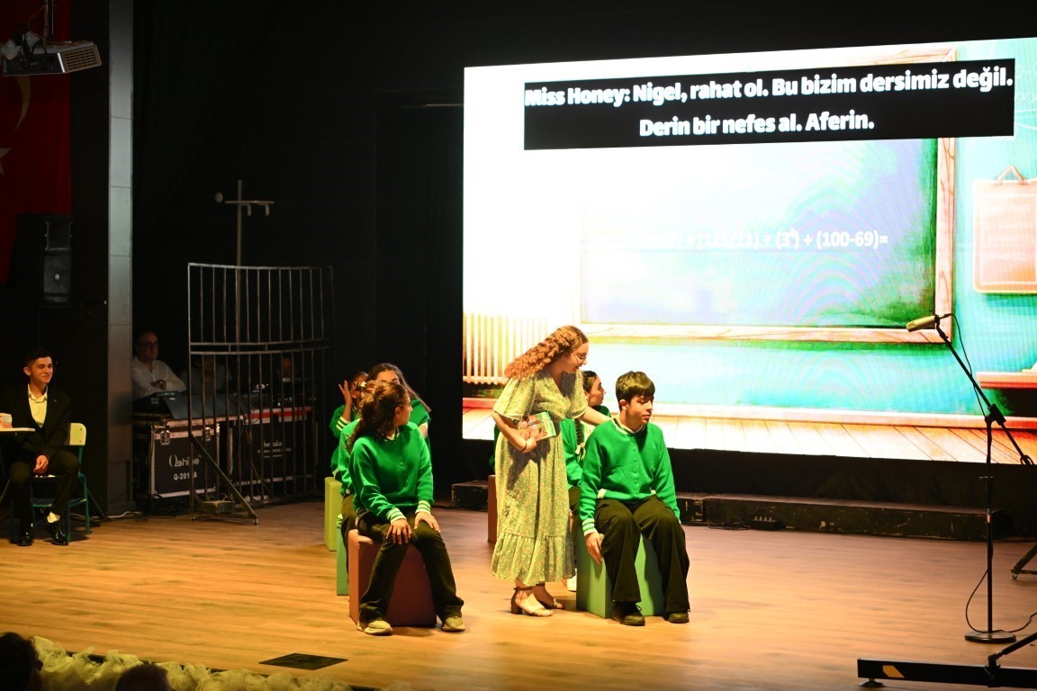 Gençlerden İngilizce tiyatro oyunu