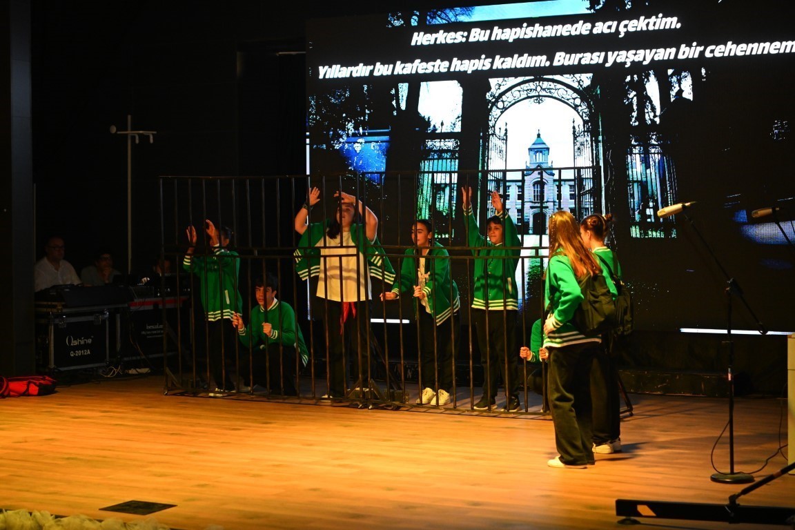 Gen&ccedil;lerden İngilizce tiyatro oyunu
