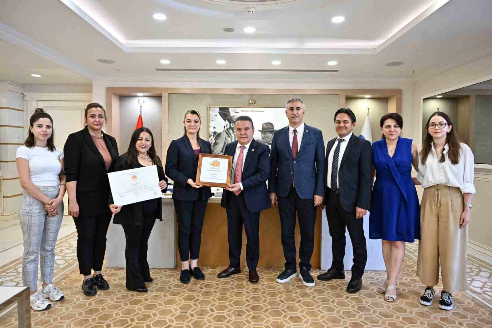 Cittaslow Fikir Maratonu ödülü Başkan Böcek’e takdim edildi