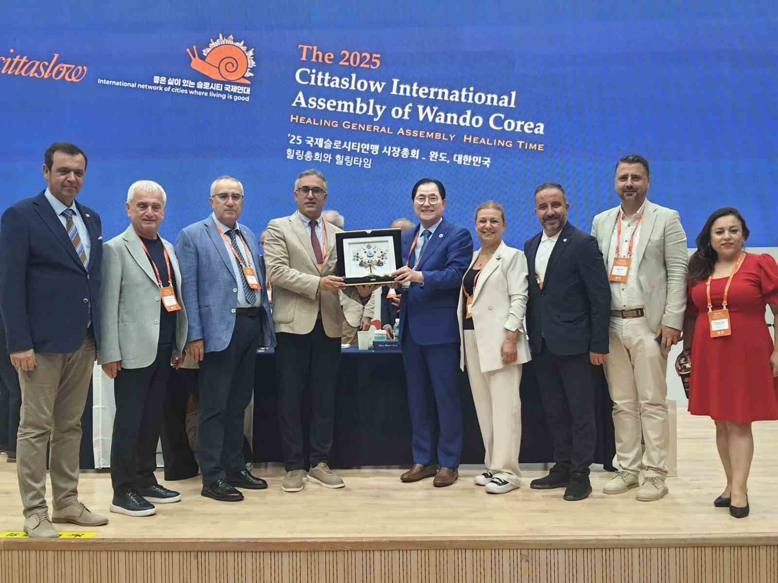 Cittaslow Fikir Maratonu &ouml;d&uuml;l&uuml; Başkan B&ouml;cek&rsquo;e takdim edildi
