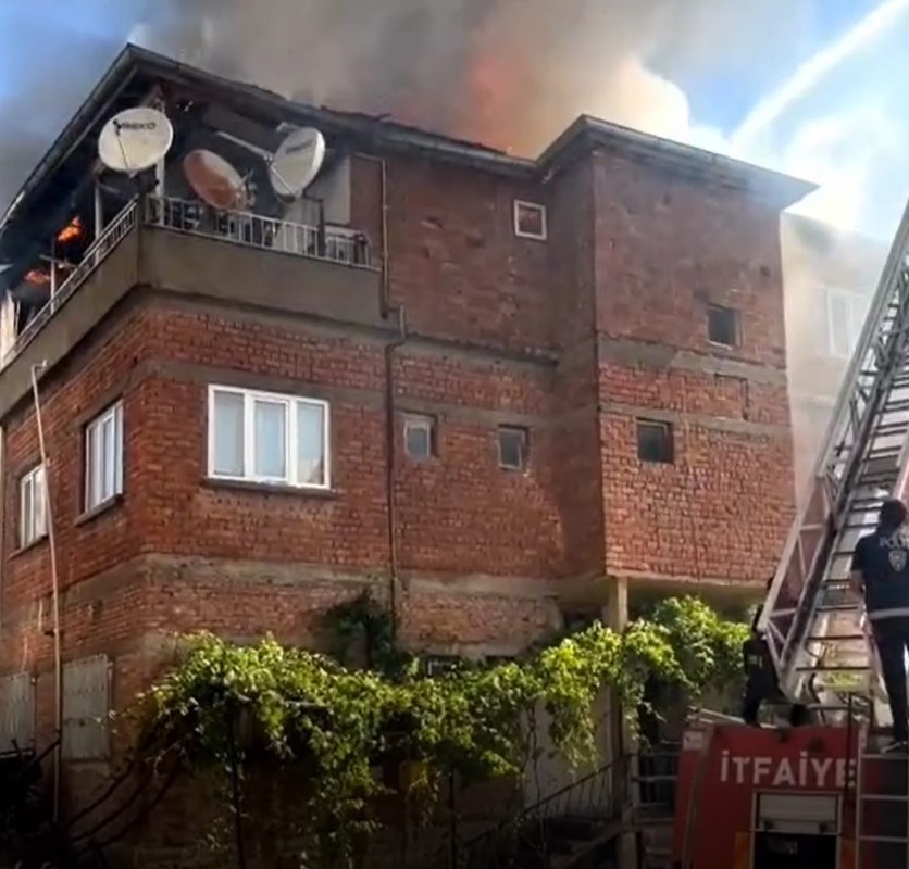 İki katlı evde çıkan yangın korkuttu