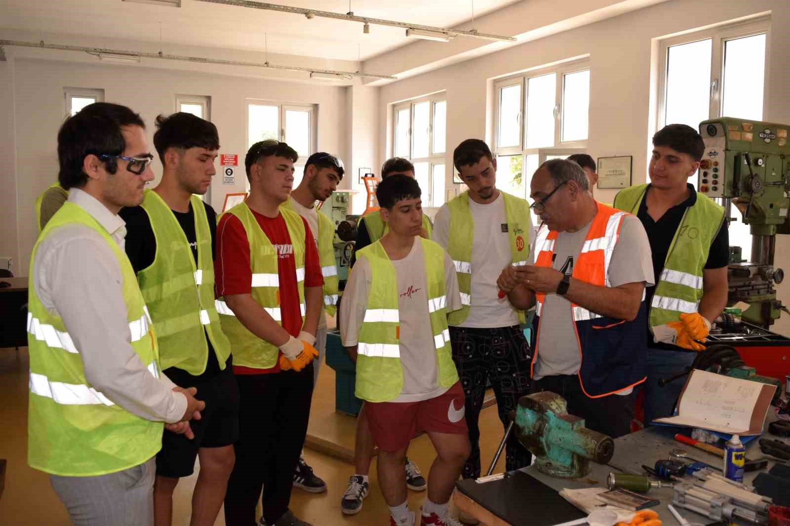 Aliağa’da "Aranan Personel Yetişiyor" programıyla sektöre nitelikli iş gücü kazandırılıyor
