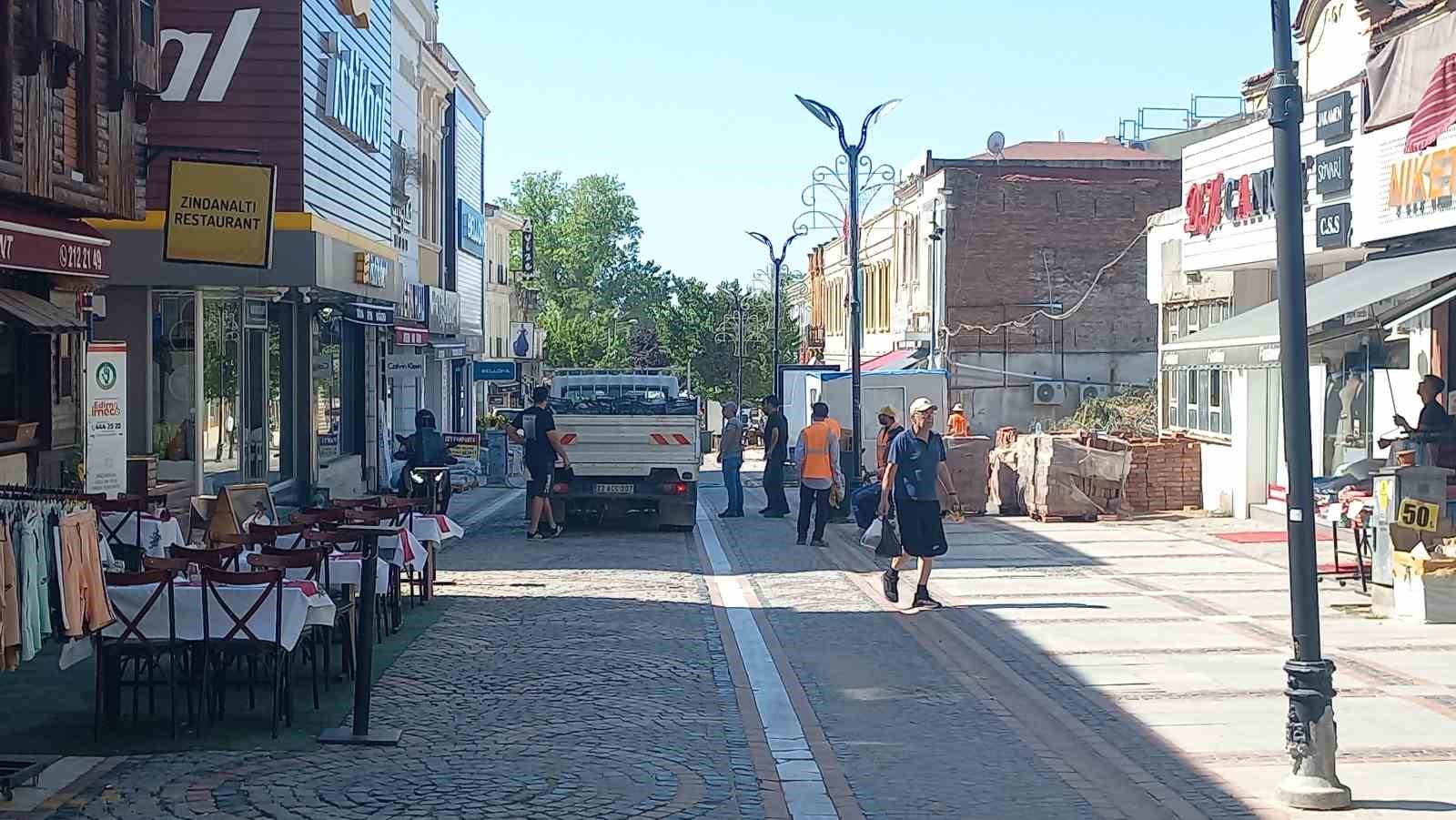 Atıl vaziyette &ccedil;&uuml;r&uuml;meye terkedilen tarihi &ccedil;&ouml;mlek ve seramikler kaldırıldı
