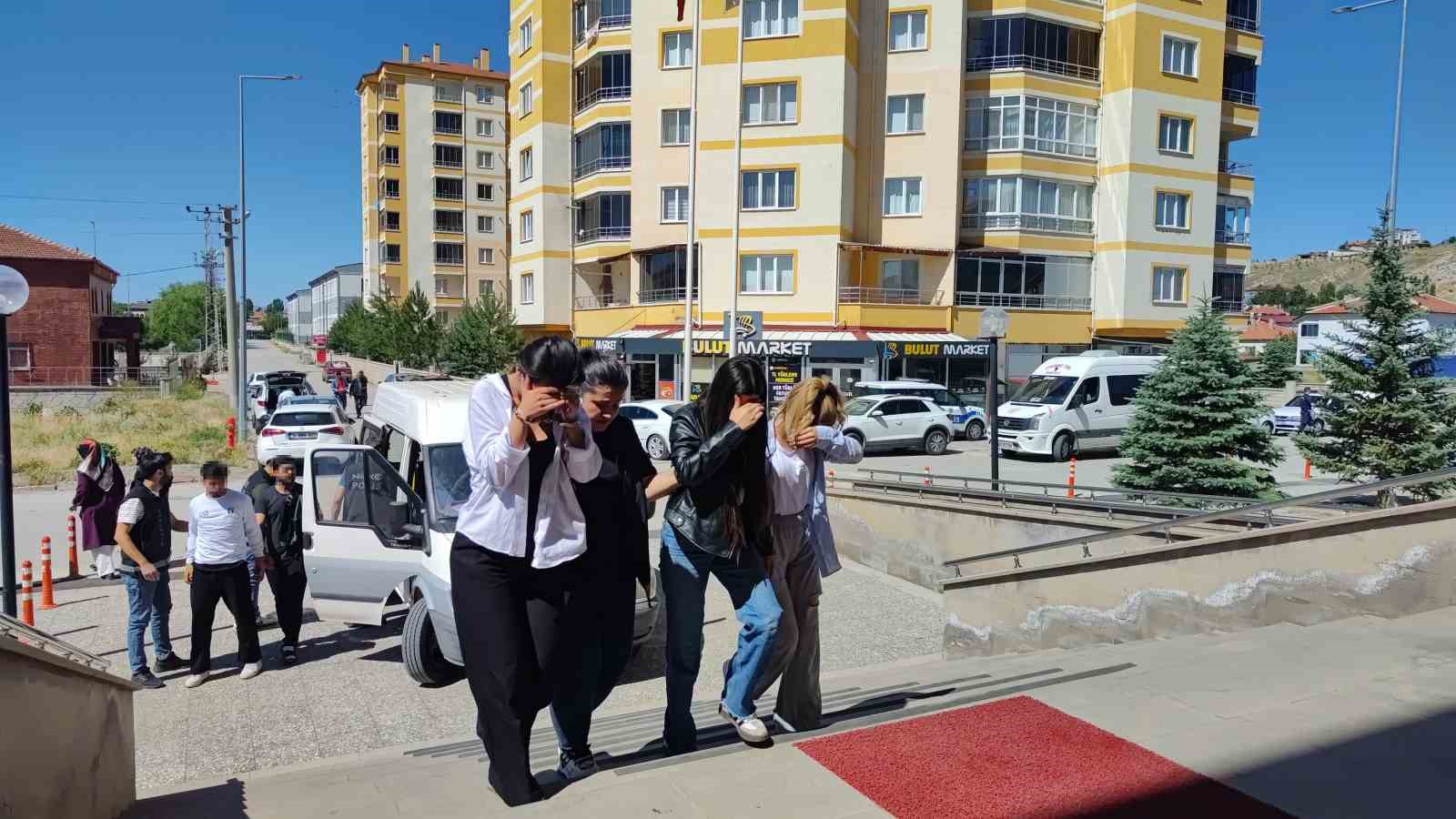 Sivas&rsquo;ta 1 kilo 360 gram uyuşturucu ele ge&ccedil;irildi: 8 g&ouml;zaltı
