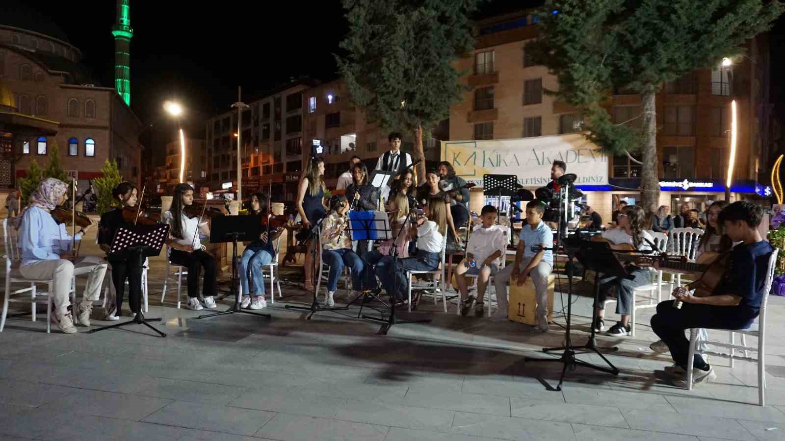 Gölhisar’da küçük parmaklar Yörük ezgilerini Batı’nın tınılarıyla buluşturdu