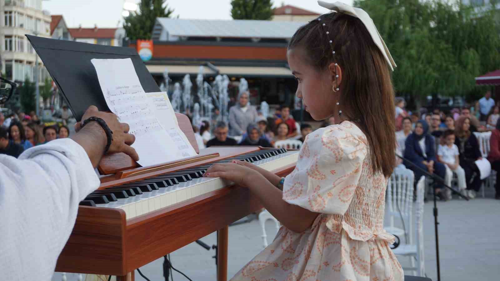 G&ouml;lhisar&rsquo;da k&uuml;&ccedil;&uuml;k parmaklar Y&ouml;r&uuml;k ezgilerini Batı&rsquo;nın tınılarıyla buluşturdu
