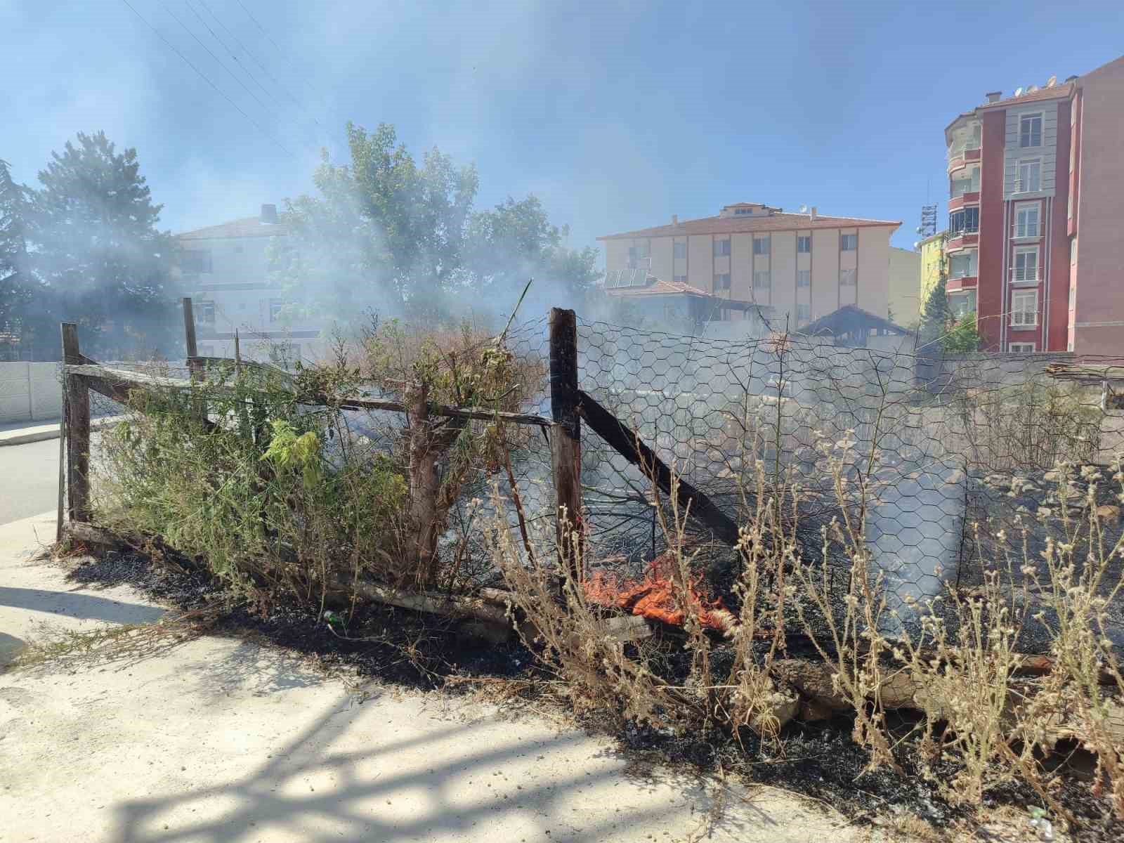 Boş arazide çıkan yangın evlere sıçramadan söndürüldü