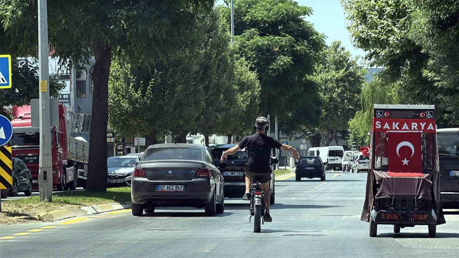 Müziğe kendini kaptırdı: Hem kendi hem de diğer sürücülerin canını tehlikeye attı