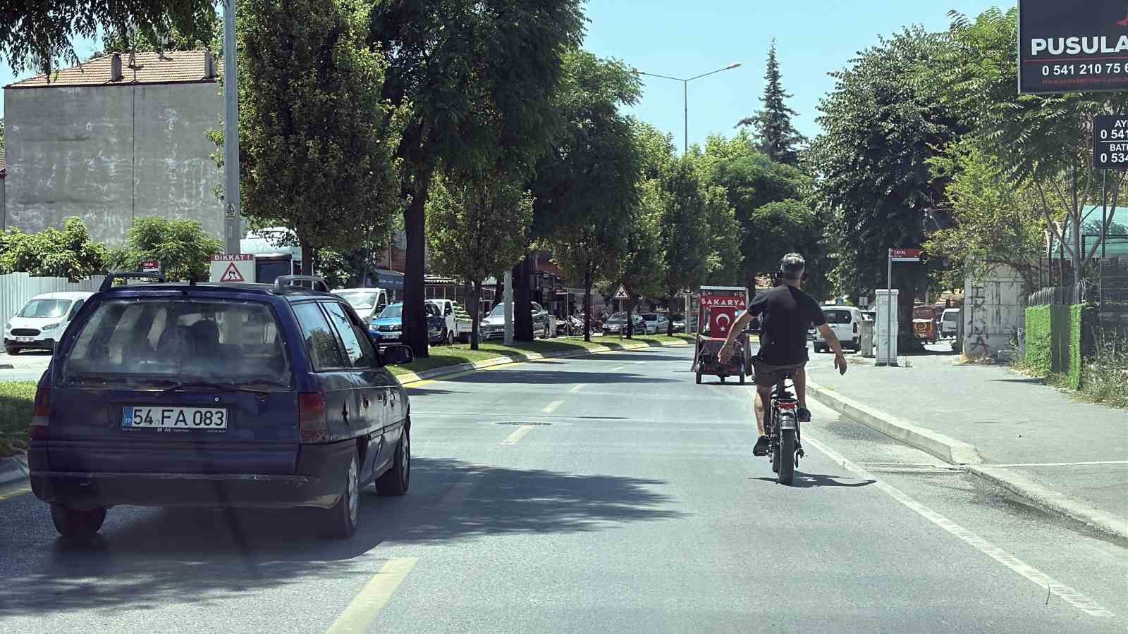 M&uuml;ziğe kendini kaptırdı: Hem kendi hem de diğer s&uuml;r&uuml;c&uuml;lerin canını tehlikeye attı
