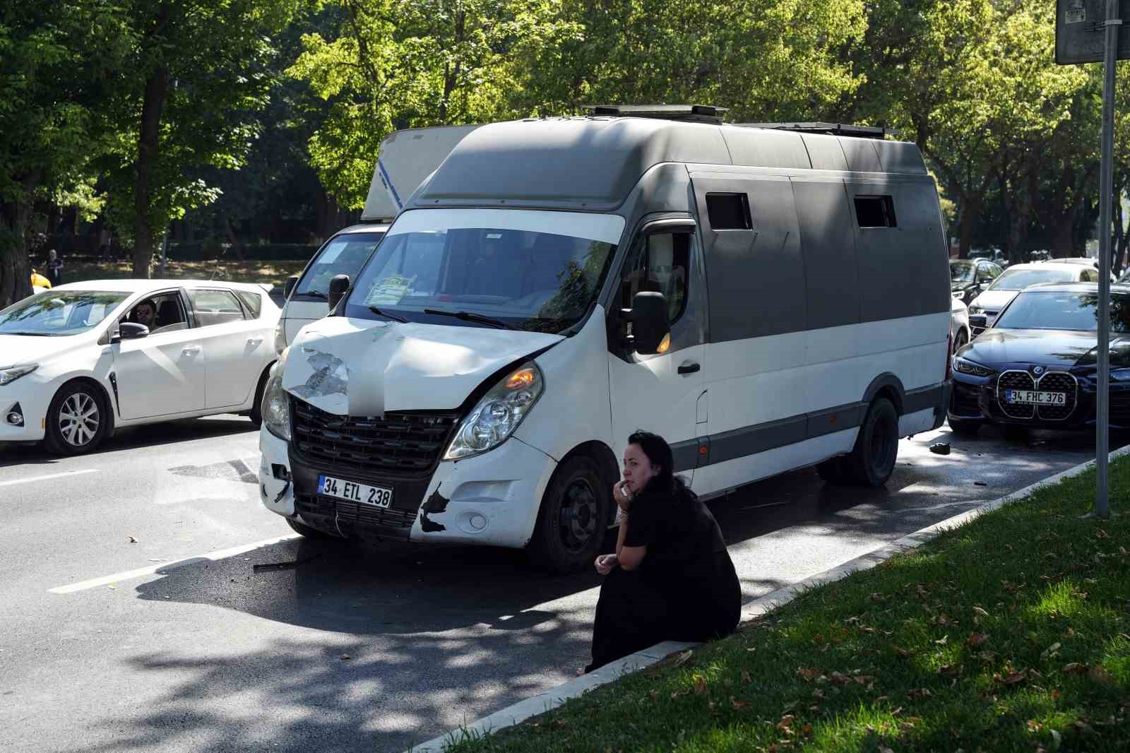 Bakırk&ouml;y Sahil Yolu&rsquo;nda yaşlı adama ara&ccedil; &ccedil;arptı
