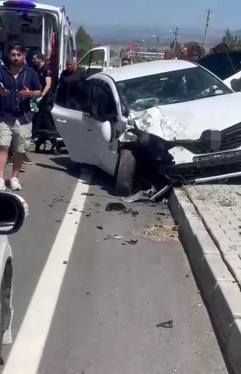 Elazığ'da trafik kazası: 3 kişi yaralandı. IHAA.