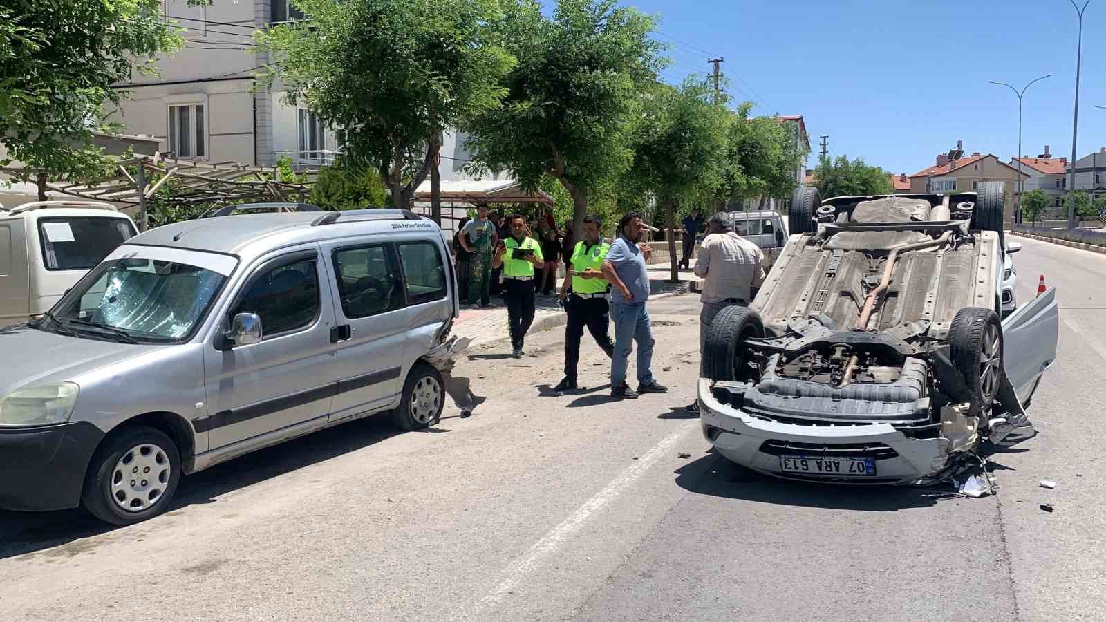Karaman’da park halindeki araca çarpan otomobil ters döndü: 2 yaralı