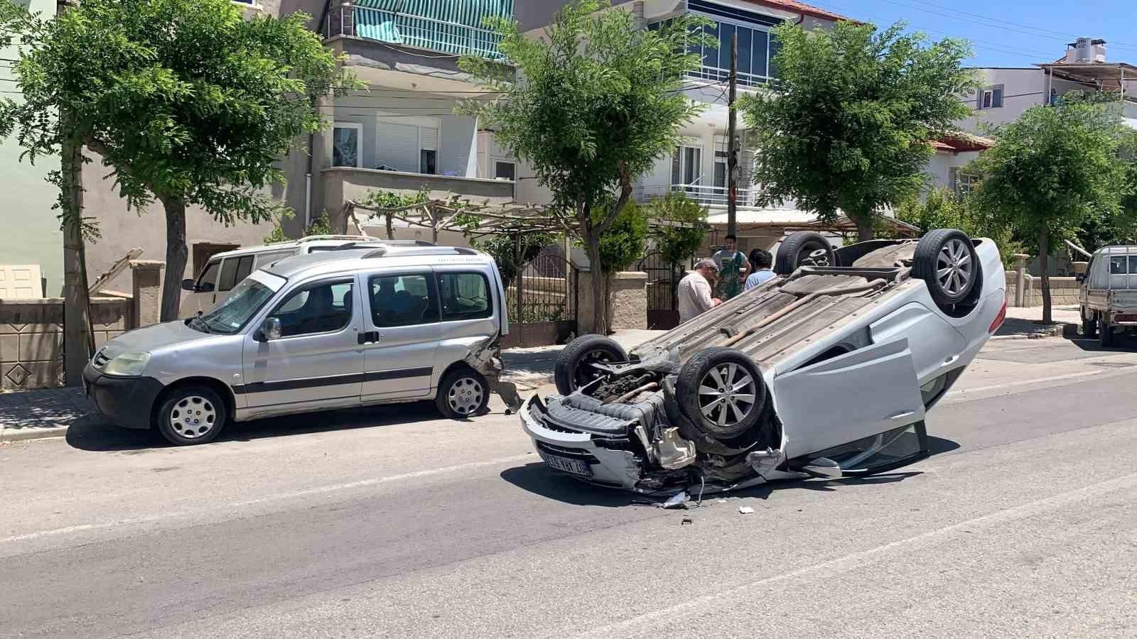 Karaman’da park halindeki araca çarpan otomobil ters döndü: 2 yaralı