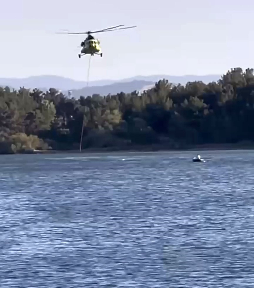 Helikopter ile kayık gölette karşılaştı