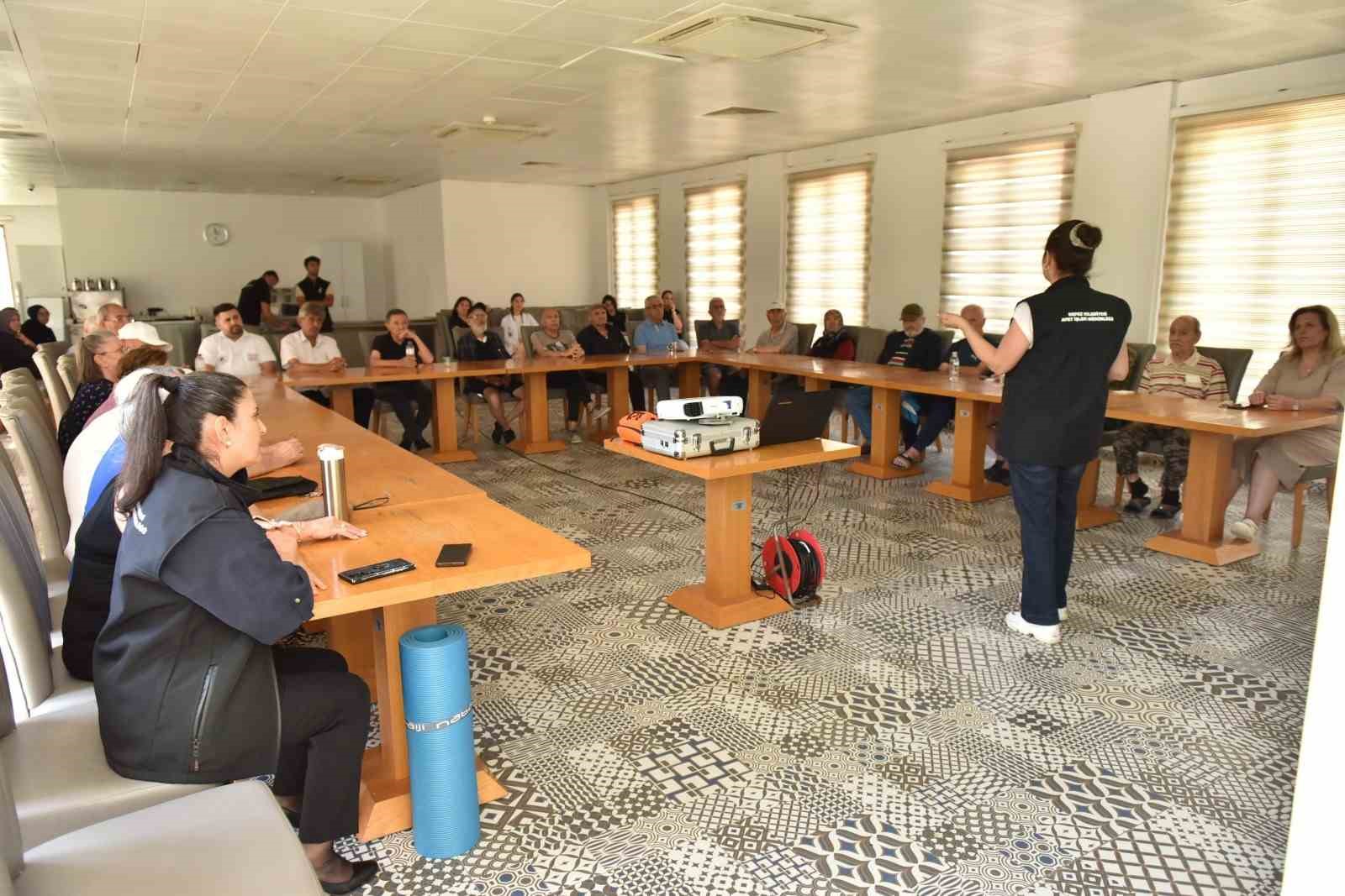 Kepez’den Huzurevi sakinlerine afet bilinci eğitimi