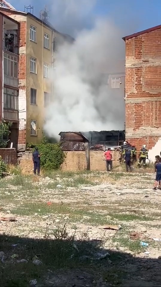 Elazığ’da odunluk yangını söndürüldü
