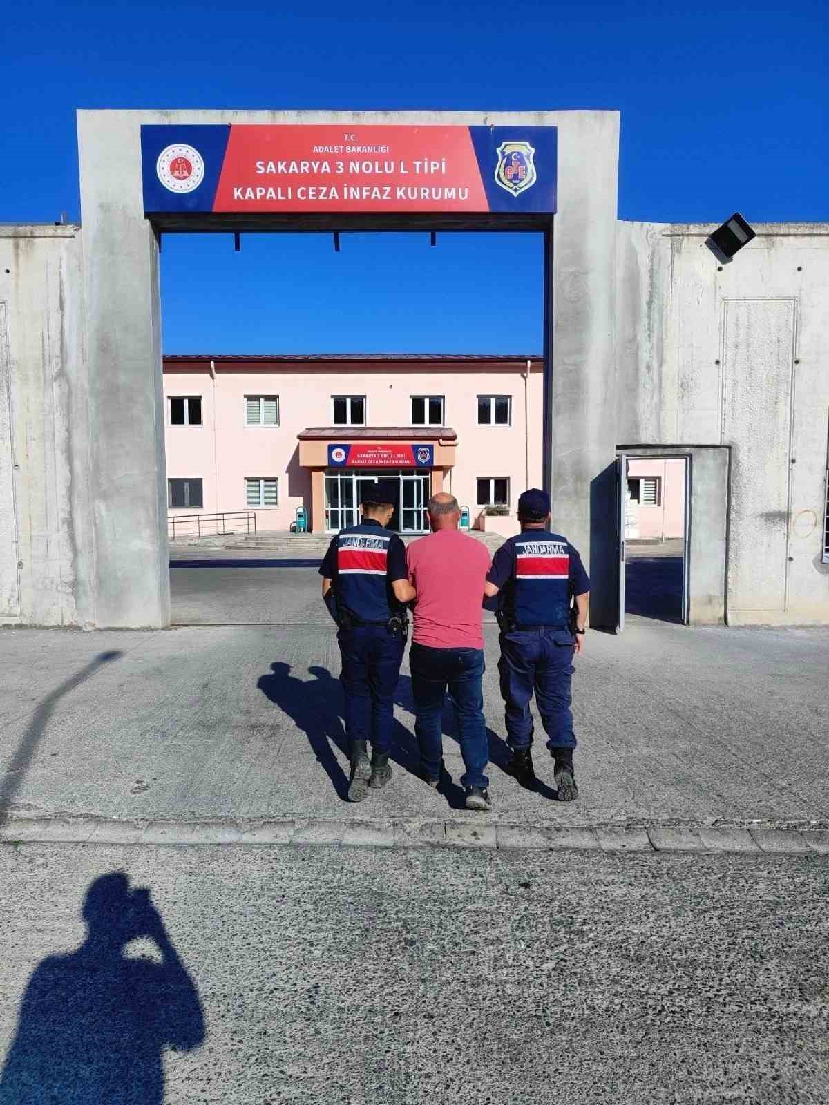 Evi cephaneliğe çevirmiş
