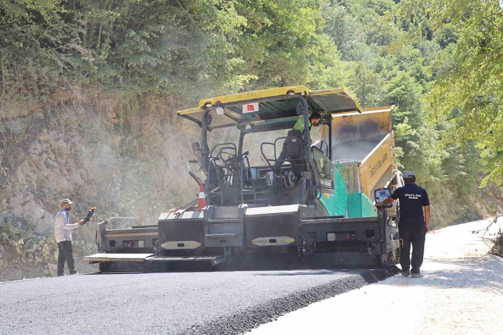 Köylerde sıcak asfalt çalışmaları sürüyor
