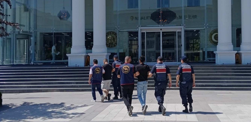 Cinayet ve uyuşturucu suçlarından aranan 2 kişi yakalandı
