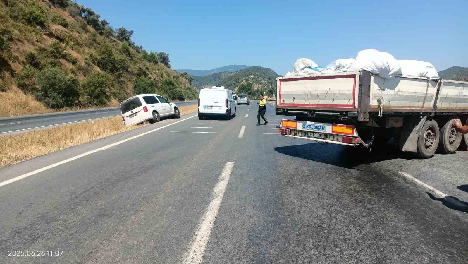 İhlas Haber Ajansı'nın bildirdiğine göre, Milas-Söke Karayolu'nda trafik kazası oldu.