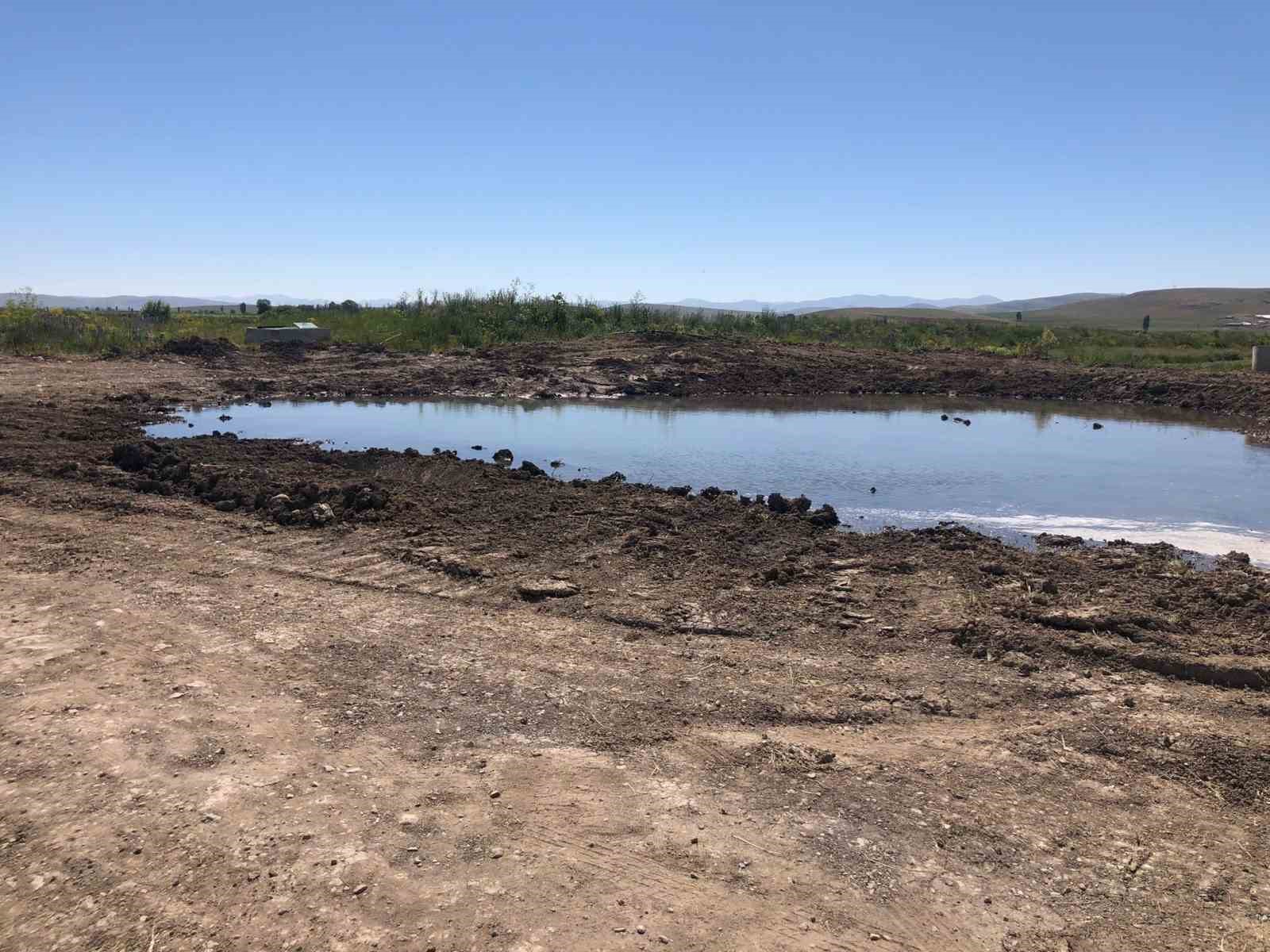 Sulama borusunun patlaması &ccedil;ift&ccedil;iyi mağdur ediyor
