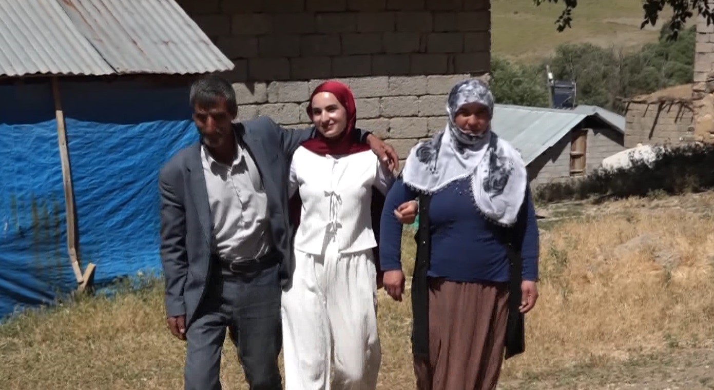 Muş&rsquo;ta YKS &ccedil;ıkışında duygulandıran karşılama
