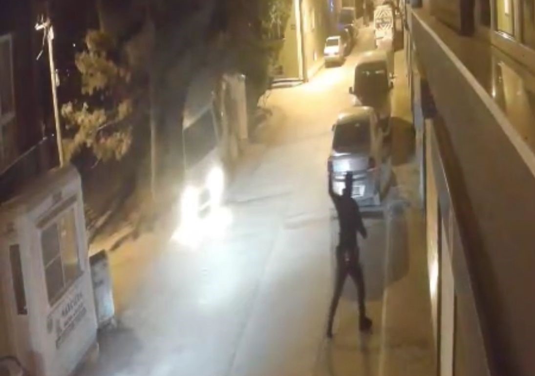 Bekçiden kaçarken panoya vuran ve havalanan araç güvenlik kamerasında